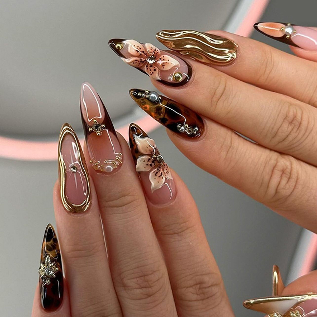 Nail Art Aesthetic - Luxuriöse Maillard Mandel-Press-on-Nägel mit 3D-Blumen-Kreuz-Muschel-Design, glänzende,